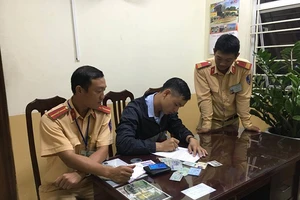 CSGT trao trả ví tiền 15 triệu đồng cho khổ chủ 