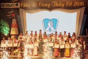 Tuyên dương 42 thầy cô nơi “đầu sóng, ngọn gió”