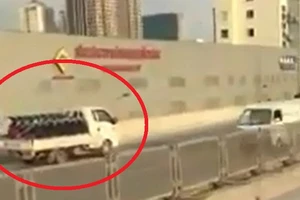 Clip: Xe tải “liều mình” chạy ngược chiều trên cao tốc