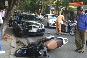 Xế hộp va chạm 2 xe máy, 4 người nhập viện