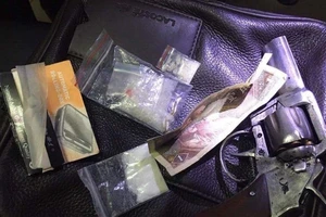 Chạy xe máy ra đường mang theo súng lắp sẵn 6 viên đạn