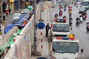 Chùm ảnh: Người dân vô tư tè bậy ngoài đường