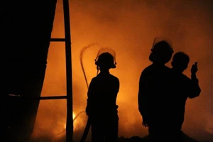 Một xưởng nhựa bị thiêu rụi hoàn toàn trong đêm