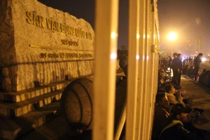 Trắng đêm chờ mua vé ở sân vận động Mỹ Đình 