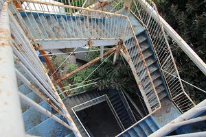 Cận cảnh bên trong công viên nước bị bỏ hoang