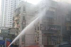 Hà Nội: Cháy 'chuồng cọp' ở tầng 5 khu tập thể dược