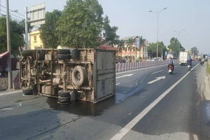 Lao vào dải phân cách, xe tải nằm chắn ngang quốc lộ