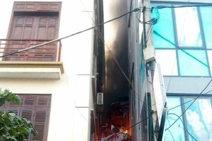 Hà Nội: Khói cuồn cuộn bốc lên từ ngôi nhà 2 tầng