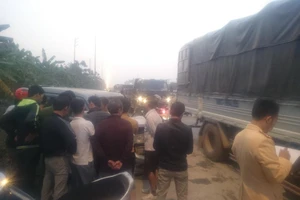 Tài xế mắc kẹt trong cabin sau cú va chạm với xe buýt