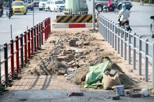 Nhà chờ xe buýt nhanh sát ngày vận hành vẫn ngổn ngang