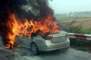 Xe ô tô bốc cháy nghi ngút trên đường cao tốc