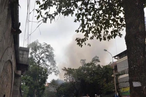 Cháy 2 nhà liền kề trên phố Phùng Hưng, Hà Nội