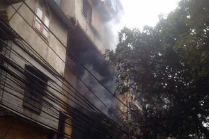 Cứu thoát thành công cụ già bị kẹt trong đám cháy