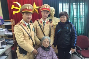 CSGT giúp cụ già đi lạc tìm lại người thân