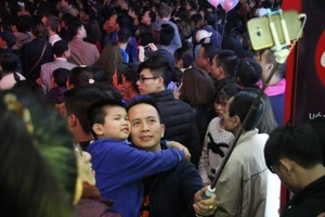 Biển người chen nhau tại phố đi bộ Hà Nội