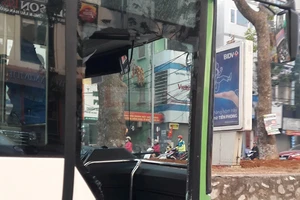 Bị taxi tạt đầu, xe buýt nhanh gặp nạn trên đường