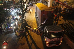 Xe container đâm gãy gập thanh giới hạn chiều cao 3,5m 