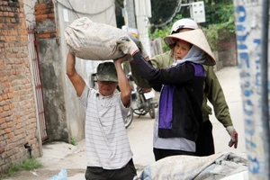 Theo chân người lao động nghèo ngày giáp tết