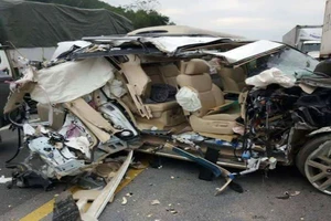 Va chạm với xe tải, xe Lexus biến dạng trên cao tốc