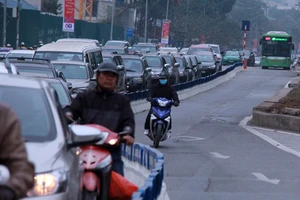 Nơi thông thoáng nơi chật hẹp do dải phân cách cứng BRT