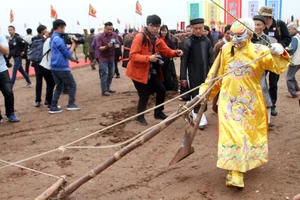 Hình ảnh “Vua” xuống đồng đi cày khai hội Tịch Điền