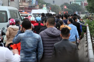 Đường vào chợ Viềng tắc dài vài cây số