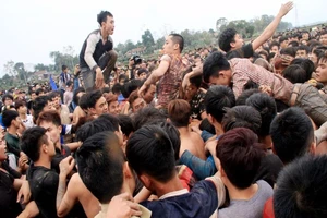 'Biển người' dẫm đạp lên nhau để cướp phết Hiền Quan