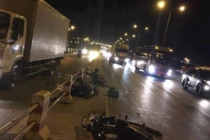 Đâm vào ô tô, hai thanh niên tử vong