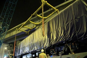 Trong đêm cẩu 3 toa tàu Cát Linh lên ray