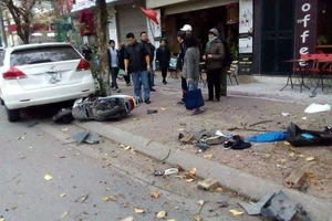 Ô tô lao gốc cây, đôi nam nữ bị hất tung lên vỉa hè