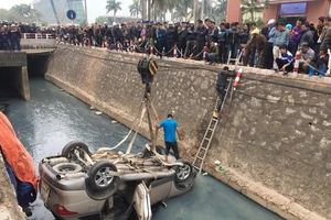 Tránh xe máy, nữ tài xế cùng xe hơi lao xuống mương