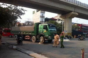 Va chạm với xe tải, 1 phụ nữ bị kẹp nát đôi chân