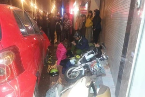 Ôtô 'điên' tông hàng loạt xe máy, nhiều người nhập viện