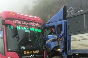 Xe khách chở 20 người đấu đầu xe tải