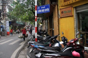 Vỉa hè Hà Nội: Chỗ thông thoáng, nơi vẫn 'tắc'