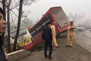  Bị xe buýt lao trúng, nữ chủ xe khách tử vong