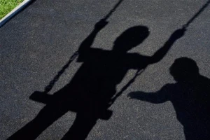 Bé gái 4 tuổi bị xâm hại khi đi xem bóng chuyền cùng mẹ