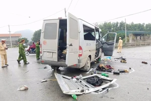 Ô tô đám cưới bị nạn, 14 người thương vong