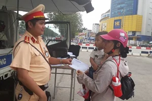 Cảnh sát giao thông giúp hai mẹ con bị xe ôm lừa