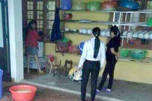 Xử nghiêm vụ dốc đầu bé mầm non vào máy vặt lông gà 