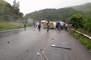 Xe khách lật ngang trên quốc lộ, 6 người bị thương