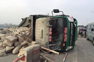 Xe chở xi măng bất ngờ lật nghiêng trên cầu Thanh Trì