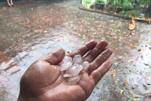 Mưa đá bất ngờ xuất hiện ở Hà Nội