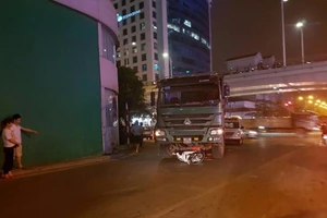 Va chạm với xe tải, cô gái trẻ tử vong tại chỗ