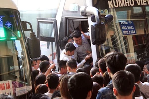 Bến xe đông nghịt người trong dịp nghỉ lễ