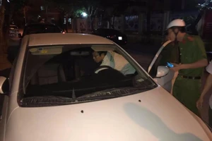 Thấy xe vắng chủ đậu ven đường, tự ý leo lên... lái thử