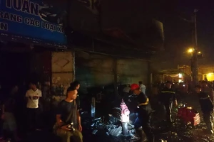 Cháy lớn tại một kho xưởng bán máy điều hòa