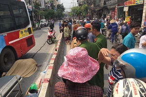 Văng qua dải phân cách, nam thanh niên bị xe buýt cán 