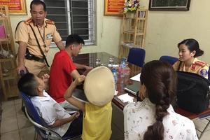 CSGT giúp 2 cháu bé đi lạc tìm lại người thân