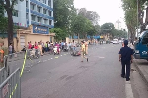 Đang chạy xe, bất ngờ ngã ra đường tử vong